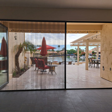 PANORAMIC DOOR WITH SCREEN ON THE LAKE