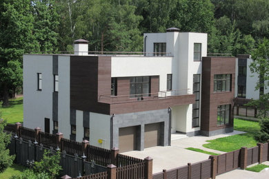 Modelo de fachada de casa blanca marinera grande de dos plantas con revestimientos combinados, tejado plano y tejado de varios materiales