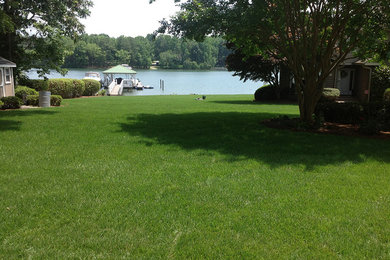 Inspiration for a large traditional full sun backyard landscaping in Charlotte for winter.