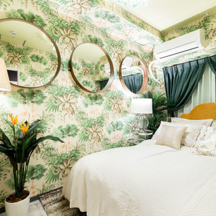 Ispirazione per una camera da letto etnica con pareti verdi, pavimento in legno verniciato e pavimento grigio