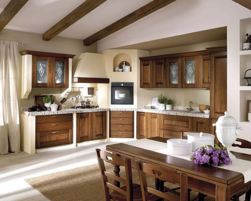 Küchen mit Rückwand aus Mosaikfliesen und Arbeitsplatte aus Fliesen