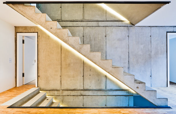 Современный Лестница by HELWIG HAUS + RAUM Planungs GmbH