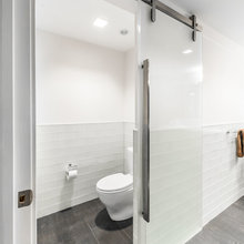 bathroom/ laundry room/ mudroom