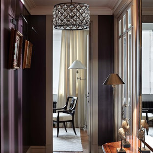 Inspiration för klassiska hallar, med lila väggar och mellanmörkt trägolv