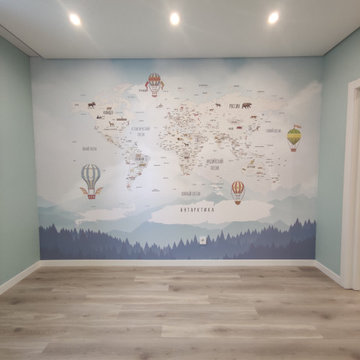 Детская комната с картой мира на стене