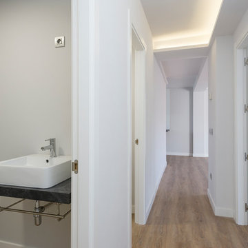 Pasillo y Baño de estilo moderno con iluminación LED en el techo