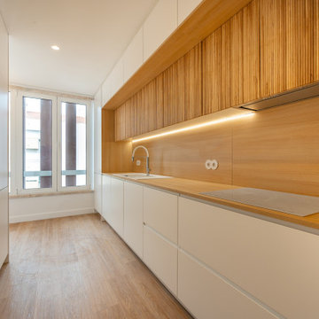 Wood Backsplash Kitchen with Integrated Extractor and Hob