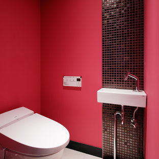 Foto di un bagno di servizio moderno con pareti rosse, lavabo a consolle, piastrelle marroni, piastrelle a mosaico, pavimento in gres porcellanato, pavimento beige, top bianco e WC monopezzo