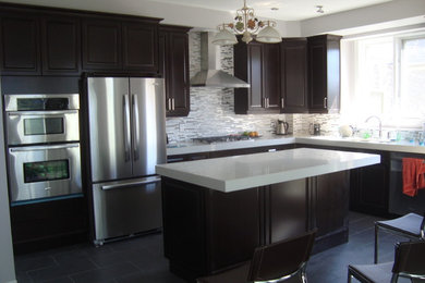 Kitchen - mid-sized traditional kitchen idea in Toronto