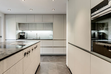 Design ideas for a contemporary kitchen in Munich.
