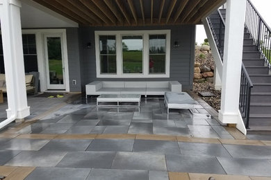Example of a minimalist patio design in Minneapolis