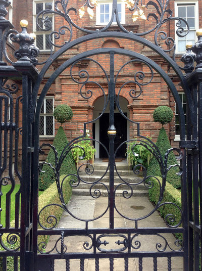 Restoration House, Rochester, EnglandEntrance gate & front path