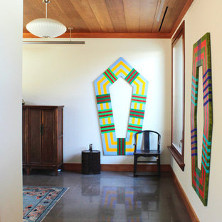 Esempio di una grande camera matrimoniale etnica con pavimento in pietra calcarea e nessun camino