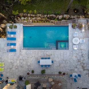 Mittelgroßer Klassischer Infinity-Pool hinter dem Haus in rechteckiger Form mit Pool-Gartenbau und Natursteinplatten in Toronto