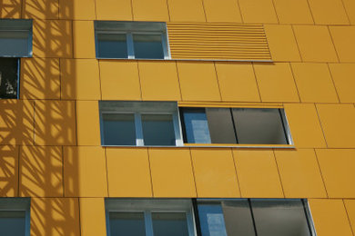 Modelo de fachada de piso moderna extra grande a niveles con revestimientos combinados