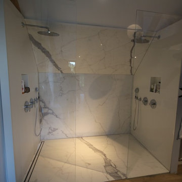 Double douche en marbre - contemporain