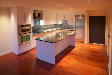 ソルトレイクシティにあるトランジショナルスタイルのおしゃれなキッチン (茶色い床) の写真