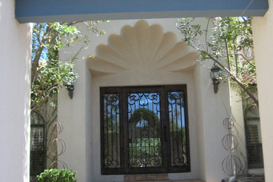 Foto de fachada blanca mediterránea extra grande de dos plantas con revestimiento de estuco y tejado de teja de barro