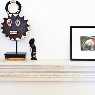 Inredning av en eklektisk mellanstor foajé, med vita väggar, marmorgolv och en vit dörr