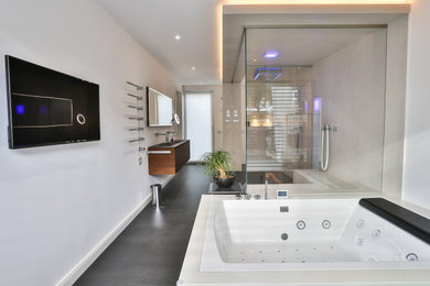 Großes Modernes Badezimmer En Suite mit flächenbündigen Schrankfronten, dunklen Holzschränken, freistehender Badewanne, bodengleicher Dusche, Wandtoilette, beigen Fliesen, Steinfliesen, beiger Wandfarbe, Schieferboden, integriertem Waschbecken, Glaswaschbecken/Glaswaschtisch, schwarzem Boden, offener Dusche, grauer Waschtischplatte, WC-Raum, Doppelwaschbecken, schwebendem Waschtisch, Tapetendecke und Tapetenwänden in Frankfurt am Main