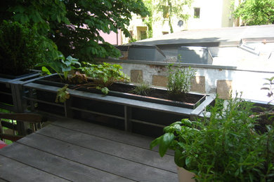 This is an example of a small traditional balcony in Munich with a container garden, metal railing and no cover.