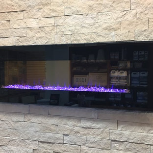 Immagine di un piccolo soggiorno design chiuso con sala formale, camino lineare Ribbon, cornice del camino in pietra e nessuna TV