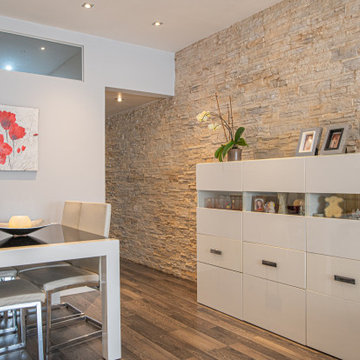 Vista lateral del comedor con mueble auxiliar decorativo