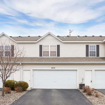 Move-in ready townhome in convenient location!