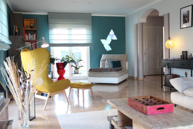 Foto de sala de estar con biblioteca abierta urbana grande sin chimenea con paredes verdes, televisor independiente y suelo beige