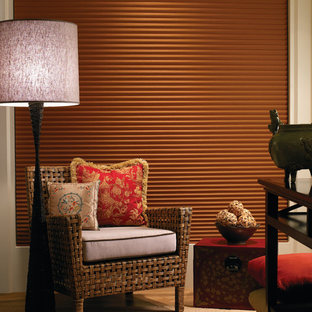 Immagine di un piccolo soggiorno boho chic chiuso con pareti beige, moquette, nessuna TV e pavimento beige