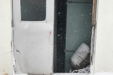 9階屋上のアルミドアが暴風雨で飛んでしまう