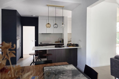 Aménagement d'une salle à manger moderne.
