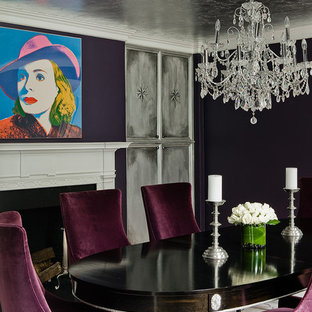 Aménagement d'une salle à manger classique fermée et de taille moyenne avec un mur violet, une cheminée standard, un manteau de cheminée en pierre et un sol en bois clair.