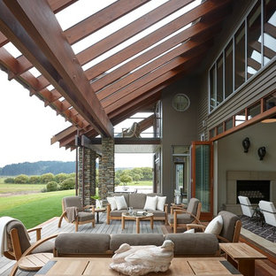 アトランタのトランジショナルスタイルのおしゃれな裏庭のデッキ (パーゴラ) の写真