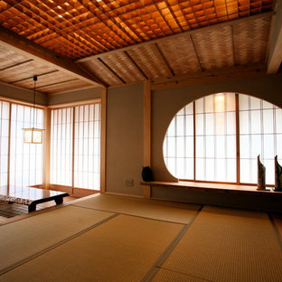 Ispirazione per una camera matrimoniale etnica di medie dimensioni con pareti beige e pavimento in tatami