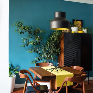 Kleines Retro Esszimmer mit blauer Wandfarbe und braunem Holzboden in Nizza