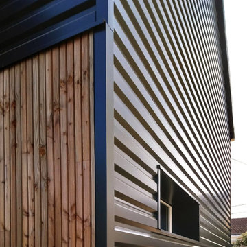 Maison FP l Rénovation énergétique en bois et acier noir.