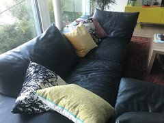 cuscini per divano in pelle nera