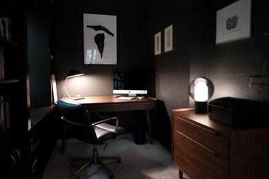 Diseño de despacho moderno pequeño sin chimenea con paredes grises, moqueta y suelo beige