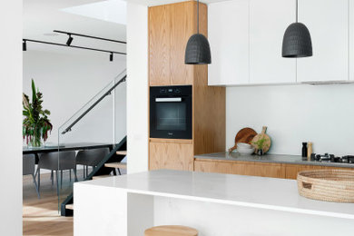 Home design - mid-sized contemporary home design idea in Los Angeles