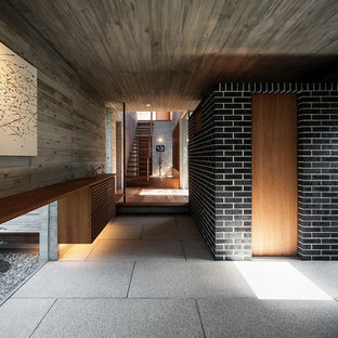 大阪のコンテンポラリースタイルのおしゃれな玄関 (グレーの壁、グレーの床) の写真