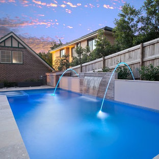Mittelgroßer Moderner Pool hinter dem Haus in rechteckiger Form mit Wasserspiel in Sydney