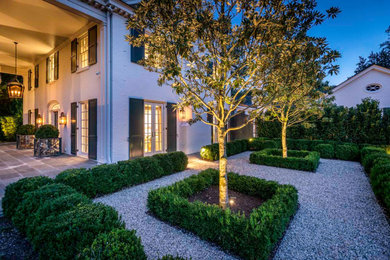 Inspiration for a large transitional landscaping in Nashville.