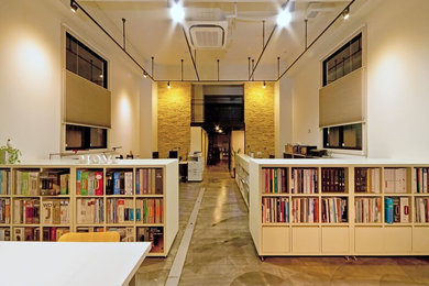 他の地域にあるモダンスタイルのおしゃれなホームオフィス・書斎の写真