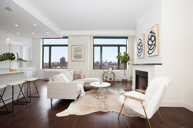 Minimalist living room photo in New York