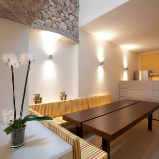 カターニア／パルレモの中サイズのコンテンポラリースタイルのLDKの画像 (白い壁)