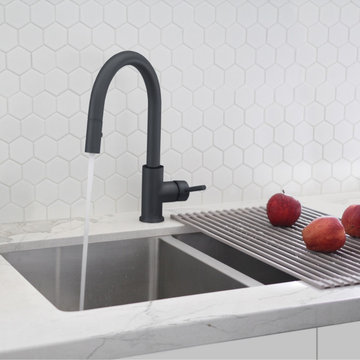 Modern Single Handle  Pull down Sprayer Kitchen Faucet in Matte Black
