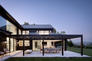 Patio - contemporary patio idea in Los Angeles