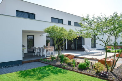 Mittelgroße, Überdachte Moderne Terrasse hinter dem Haus mit Outdoor-Küche in Frankfurt am Main