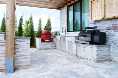 Exemple d'une grande terrasse arrière nature avec une cuisine d'été, du carrelage et une pergola.